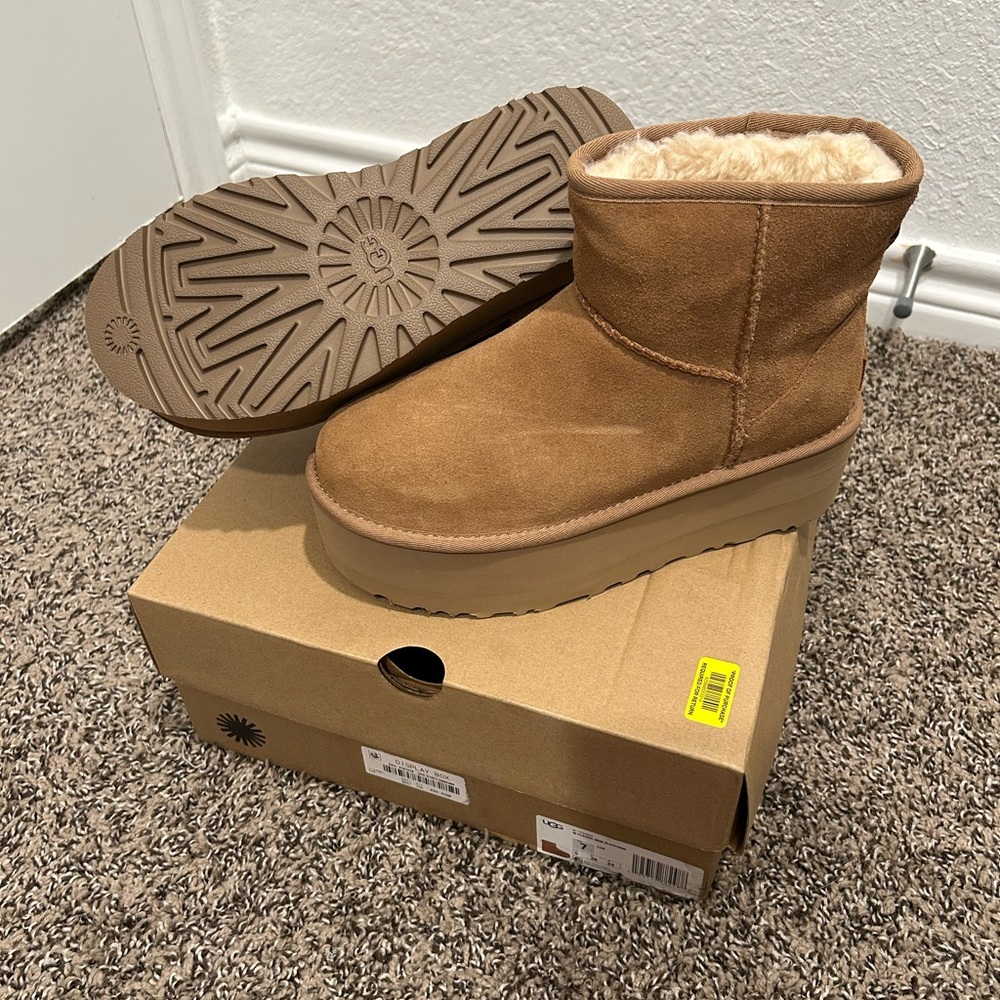 NIB UGG Classic Mini Platform SZ 7 (Display)